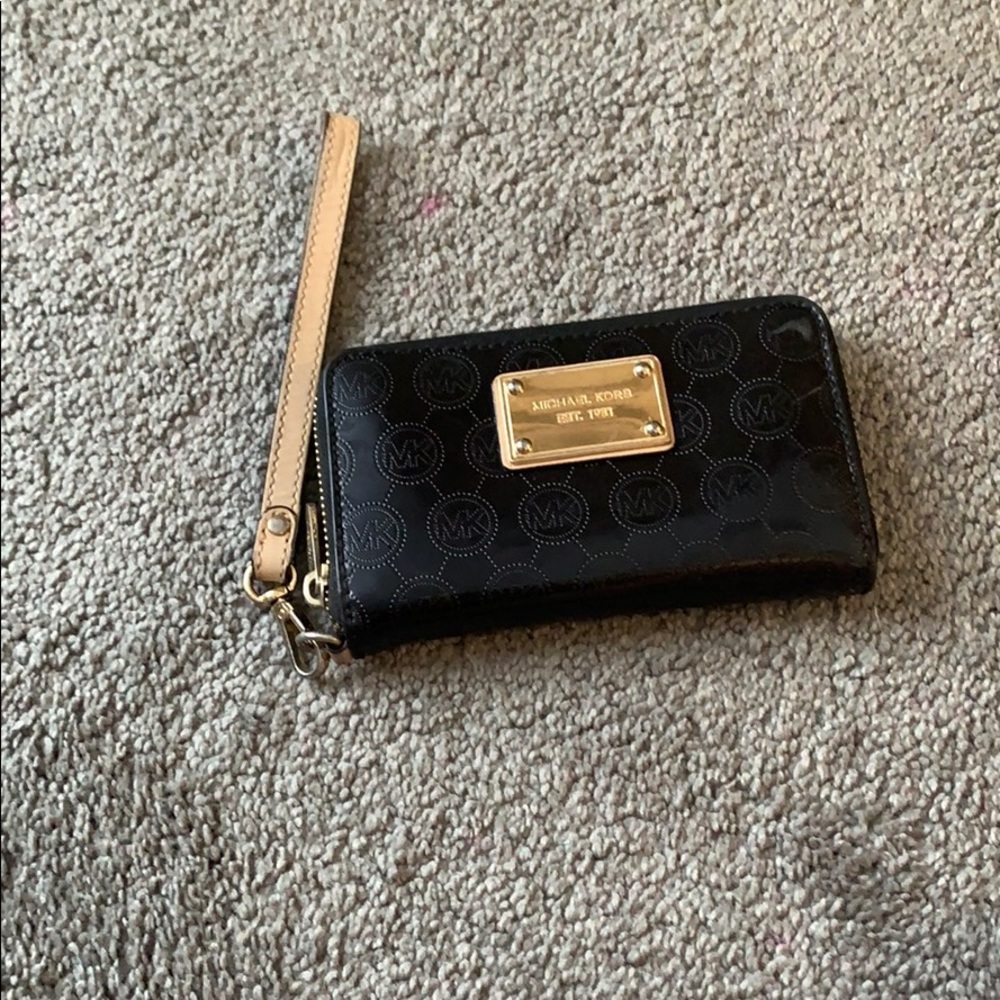 Michael kors wristlet